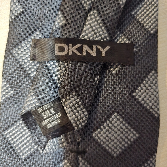 TIE 👔 - Picture 2 of 3